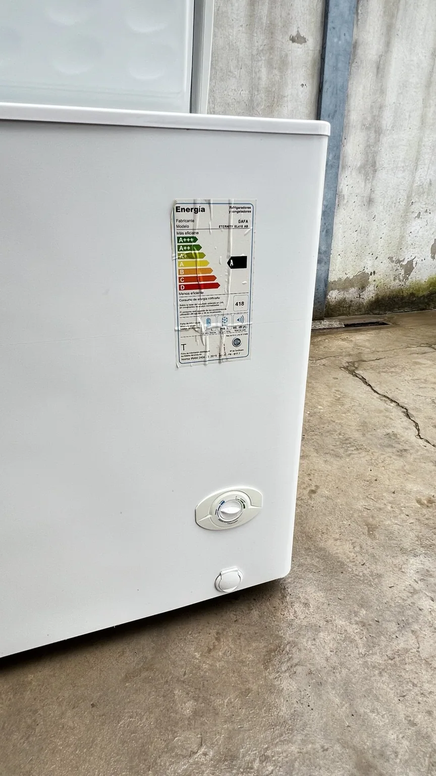 Detalle real del termostato y etiqueta del freezer Gafa