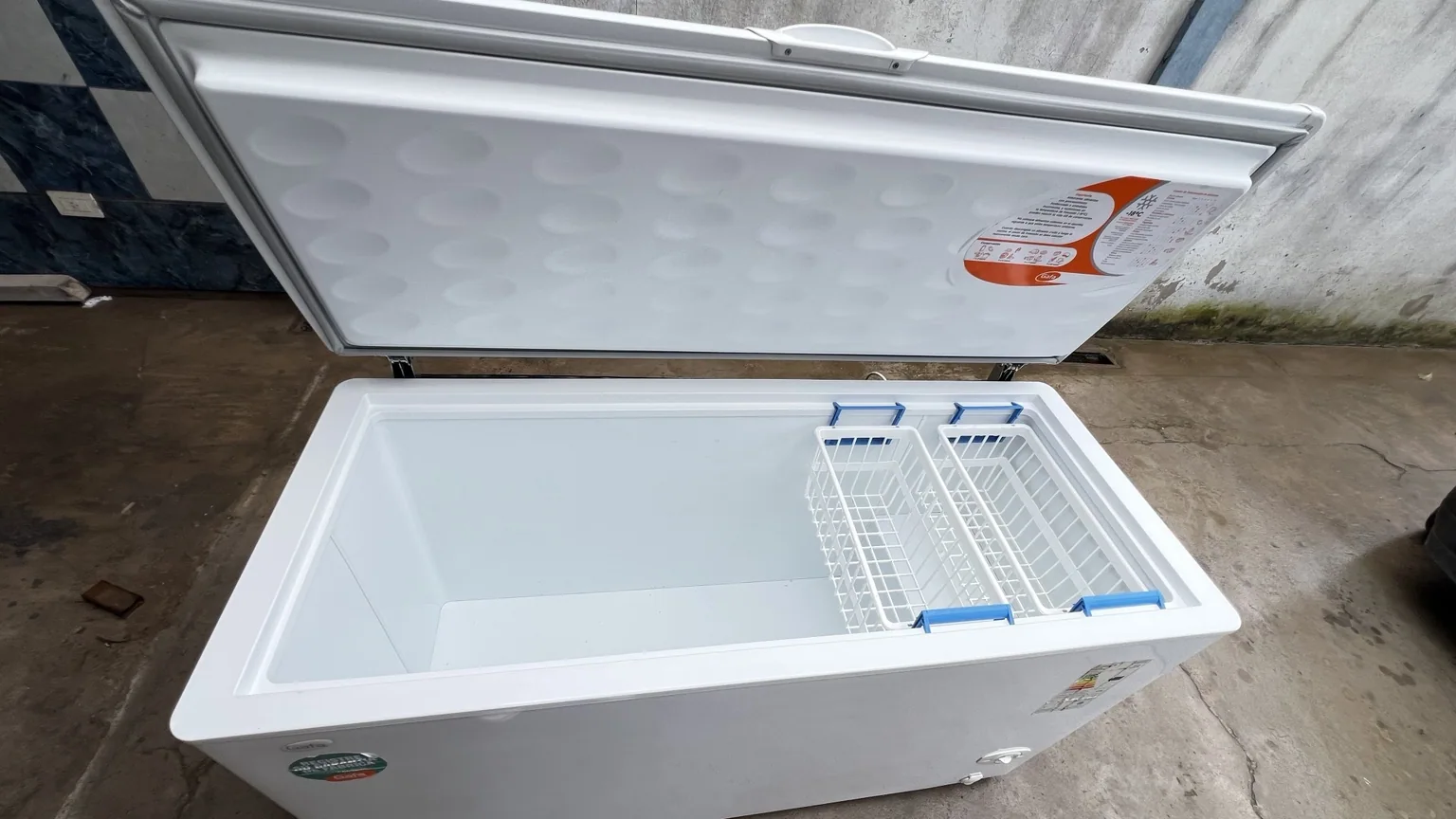 Interior del freezer horizontal con dos canastos extraíbles